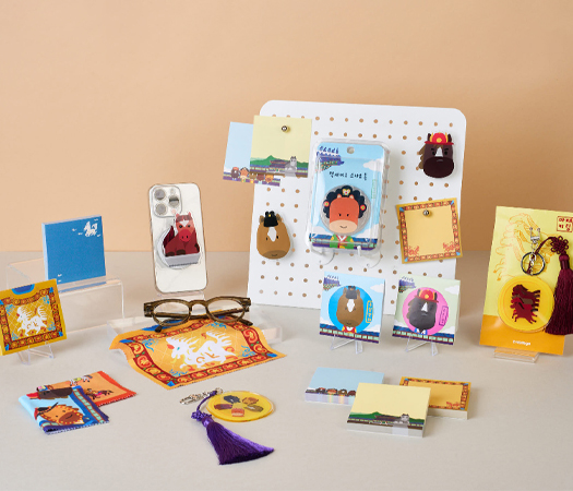 2026년 '붉은 말의 해'를 맞이하여 말과 말 관련 유물을 활용한 기획상품입니다. 사회적 기업인 '오티스타'의 자폐인 디자이너가 그린 '말' 일러스트를 활용하여 제작하였습니다.