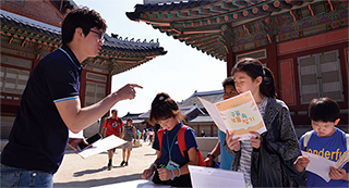 궁궐속 보물찾기 프로그램에 참여중인 아이들