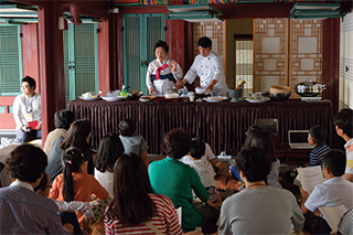 궁중음식 재현행사에 참여한 사람들
