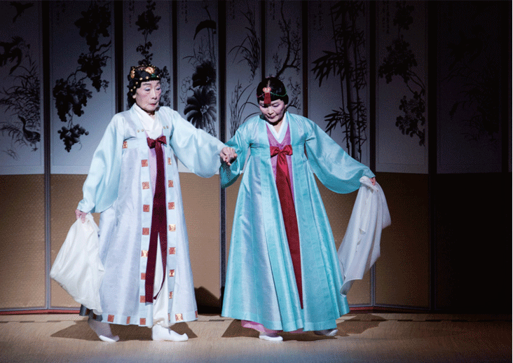 명작명부전 중요무형문화재 제27호 승무, 제97호 살풀이춤 명예보유자 이매방(좌)과 중요무형문화재 제27호 승무, 제97호 살풀이춤 전수교육조교인 김명자(우)