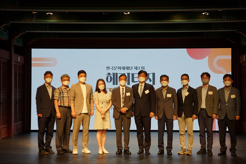 (사진1) (왼쪽부터) 정상우(인하대 교수), 임학순(가톨릭대 교수), 채경진(한국문화재정책연구원 정책연구실장), 오현주(대신경제연구소 ESG연구실 팀장), 최영창(한국문화재재단 이사장), 김종호(경희대 교수), 정광렬(문화가치연구소 대표), 한승준(서울여대 교수), 배관표(충남대 교수), 임재주(한국문화재재단 사업이사) 