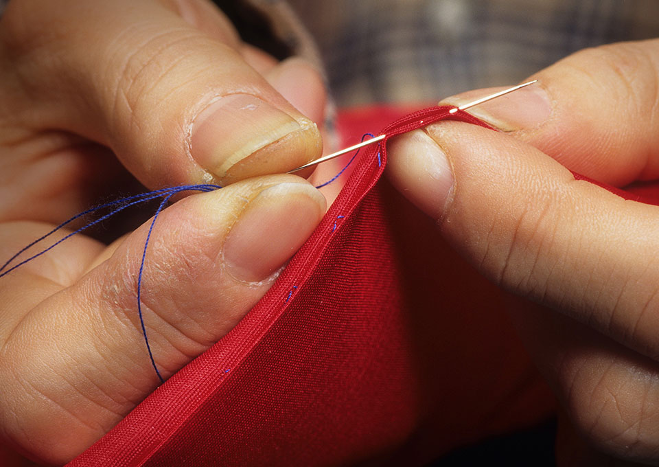 바느질 하는 선생의 손.jpg